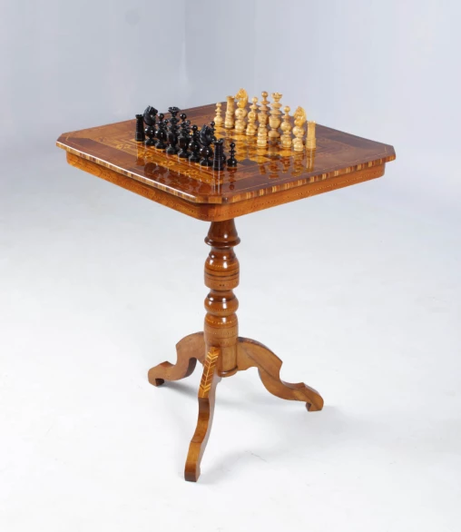 Table d'échecs antique, en noyer, incrusté vers 1850 - Italie (Sorrente)
Noyer et autres.
Historicisme vers 1850