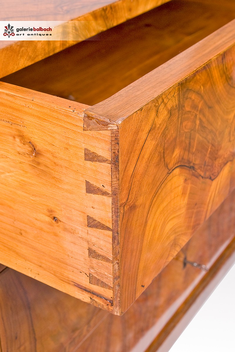 Antike Möbel aus der Biedermeierzeit