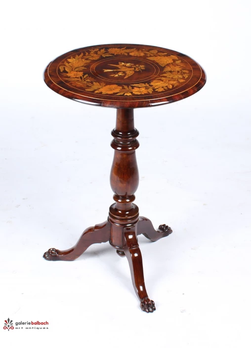 Tavolo ornamentale antico - Francia
Mogano, palissandro, ecc.
Lo storicismo intorno al 1870