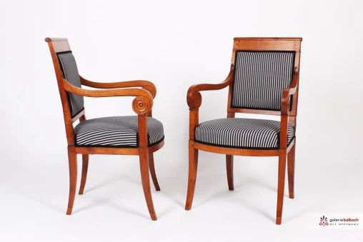 Deux chaises antiques avec accoudoirs en cerisier, France vers 1830 - France
Cerisier
première moitié du 19e s.