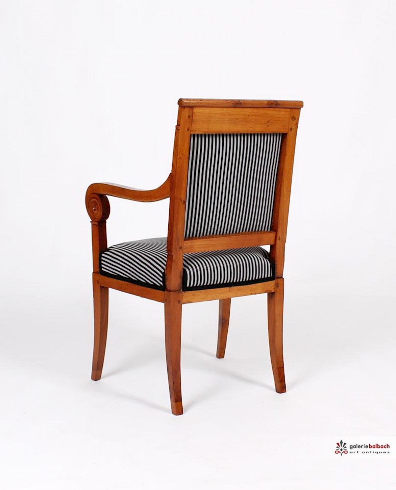 Zwei antike Armlehnstühle in Kirschbaum