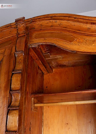 Antiker Bodenseeschrank, Dielenschrank mit Intarsien