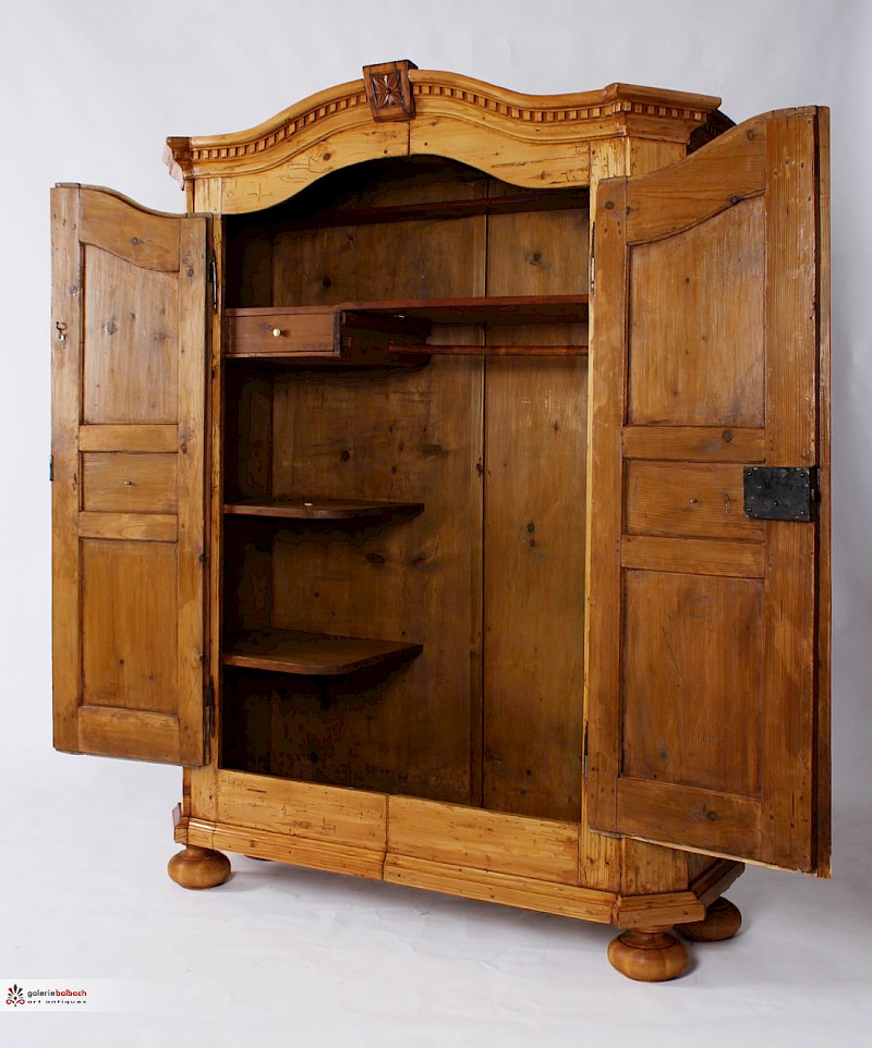 Antiker Bodenseeschrank aus Weichholz