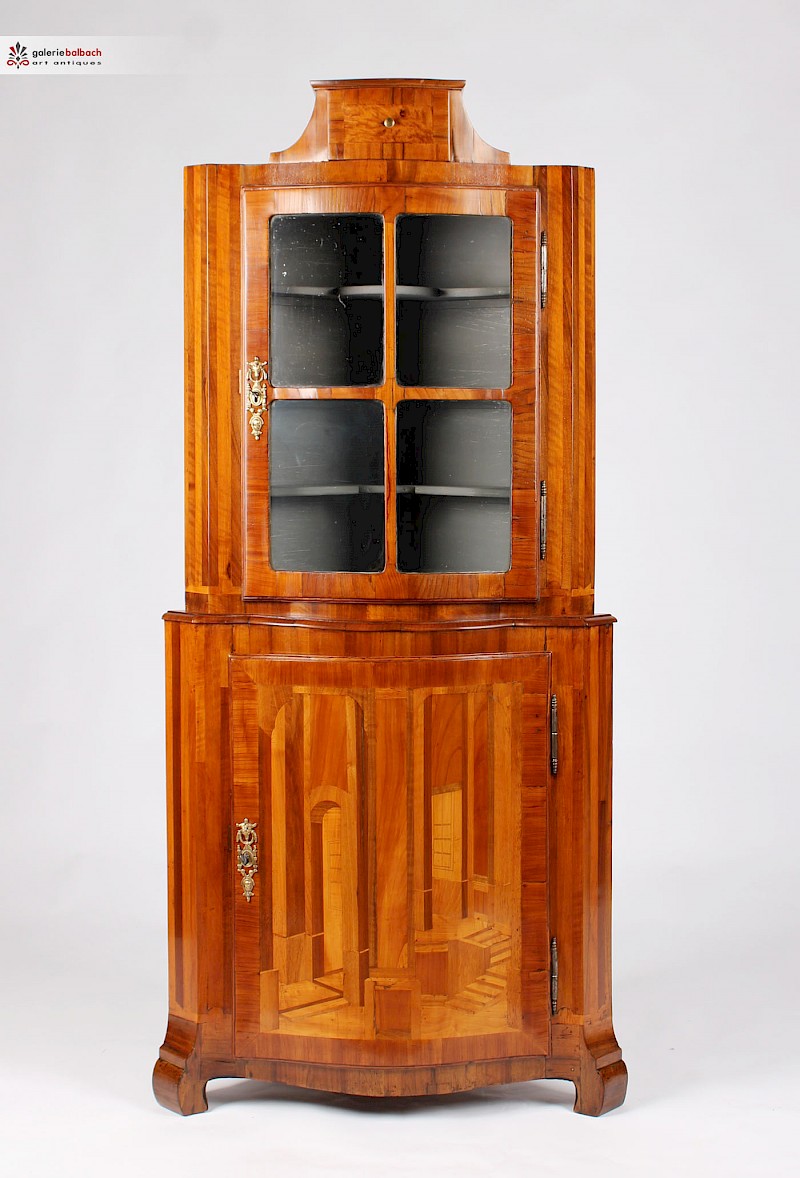 Kleiner antiker Eckschrank, Eckvitrine um 1770 mit Intarsien