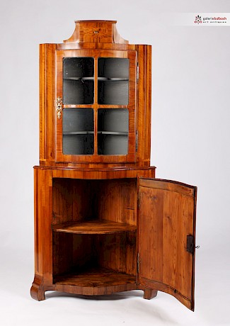 Kleiner antiker Eckschrank, Eckvitrine um 1770 mit Intarsien