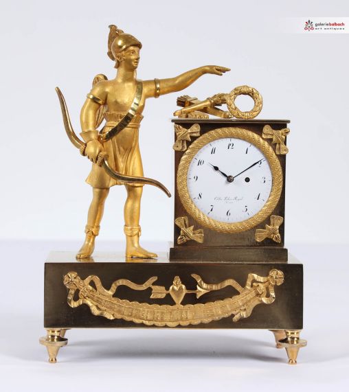 Petite horloge de table antique, horloge de cheminée avec mouvement de montre de poche, France 1820 - Paris
bronze doré au feu
Empire vers 1820