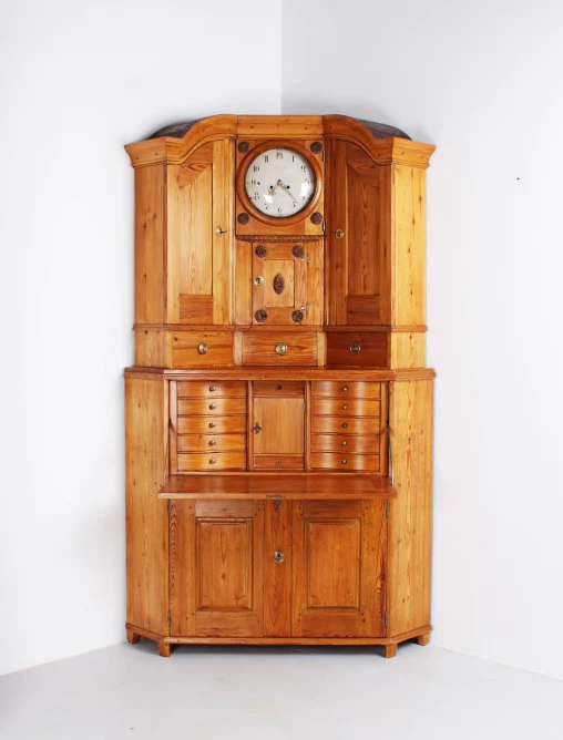 Antique corner cabinet with integrated grandfather clock and secretary compartment, around 1800 - Sweden
Pine
Classicism around 1800