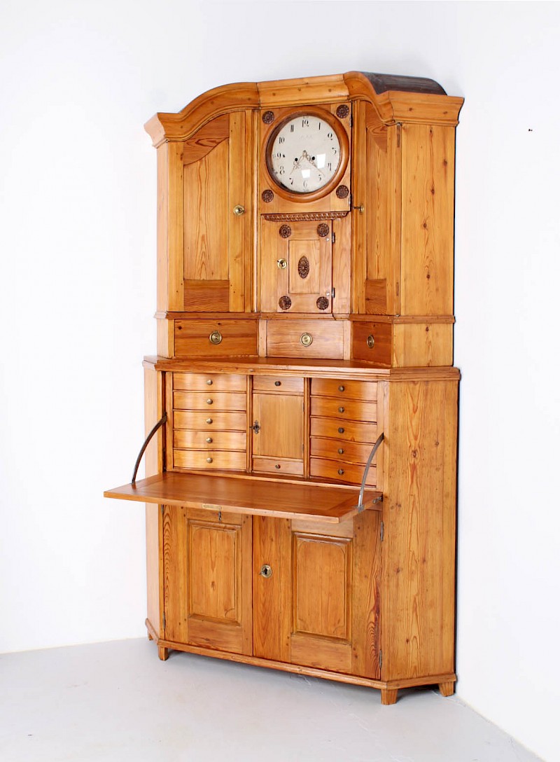 Antiker Eckschrank mit intergrierter Standuhr, Louis XVI um 1800
