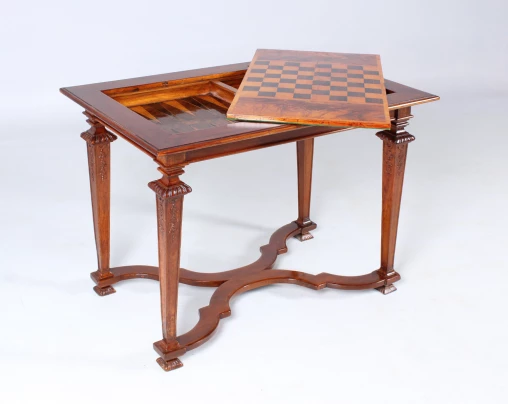 Antico tavolo da gioco Luigi XVI per scacchi e backgammon, Luigi XVI 1780 - Germania meridionale
Noce
Luigi XVI intorno al 1780