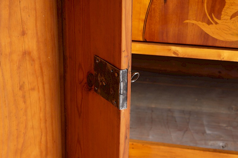 Kleine antike Kommode aus hellem Birkenholz, Biedermeier um 1825