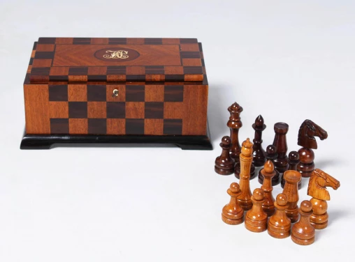 Pièces d'échecs antiques en bois dans leur boîte en bois originale, Art déco 1920s - Allemagne
Hêtre, acajou, palissandre
Art déco vers 1925