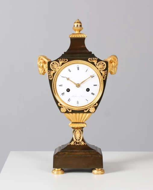 Horloge de cheminée française antique, pendule de vase, pendule Empire - France
bronze, émail
Empire, début du 19e siècle