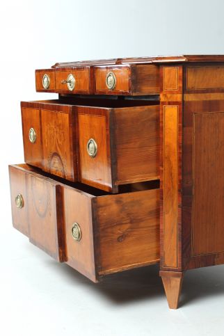 Chest of drawers antique
