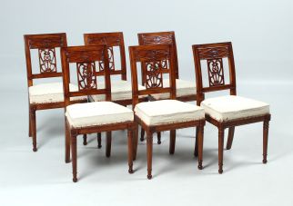 Sechs antike Stühle
