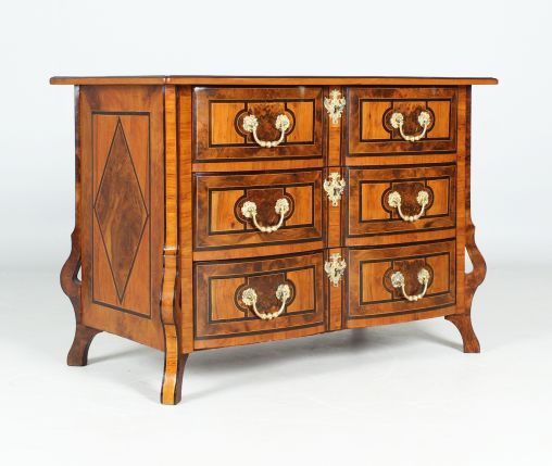 Antique chest of drawers, Commode Mazarine, France around 1730 - France
Walnut, olive, burl wood
first half of 18th century.
