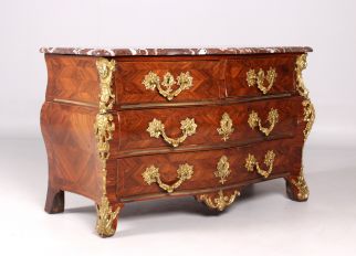 Chest of drawers "en tombeau"