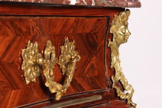 Crowned chest of drawers