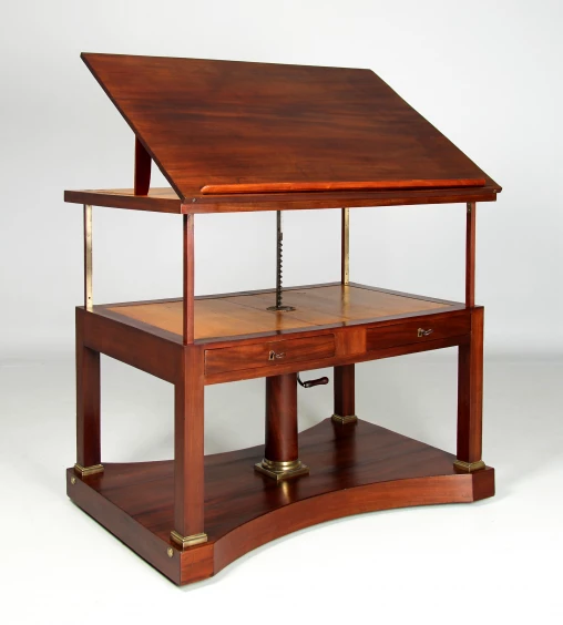 Tavolo da architetto antico, regolabile in altezza, in mogano, Impero, 1820 ca. - Francia
Mogano
inizio XIX secolo