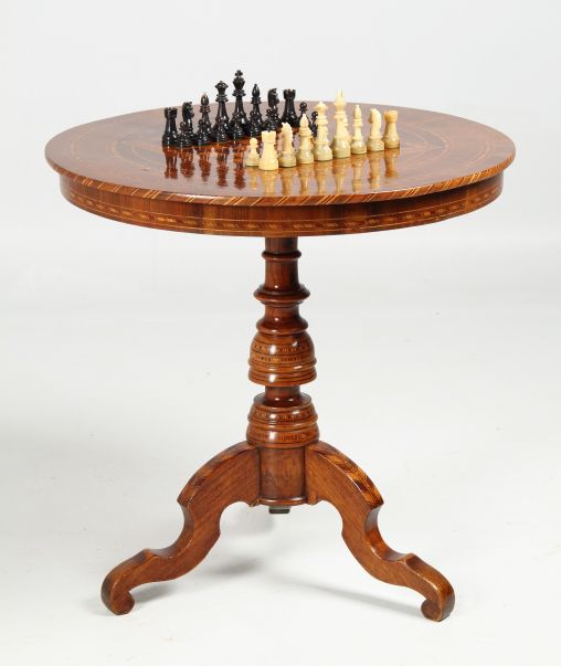 Table d'échecs antique, en noyer, incrusté vers 1850 - Italie (Sorrente)
Noyer et autres
seconde moitié du 19e siècle