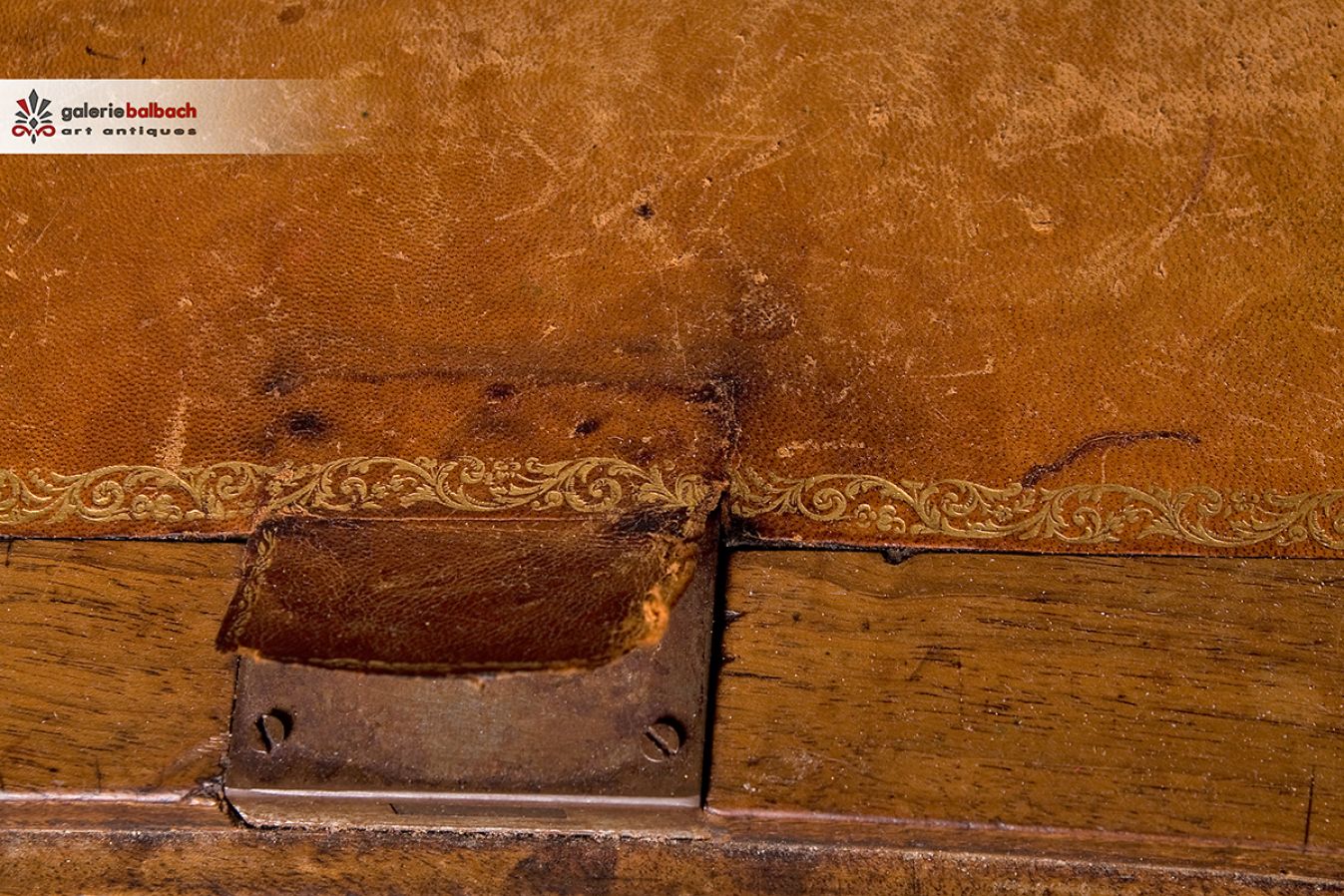 Restaurieren eines antiken Schreibtisches