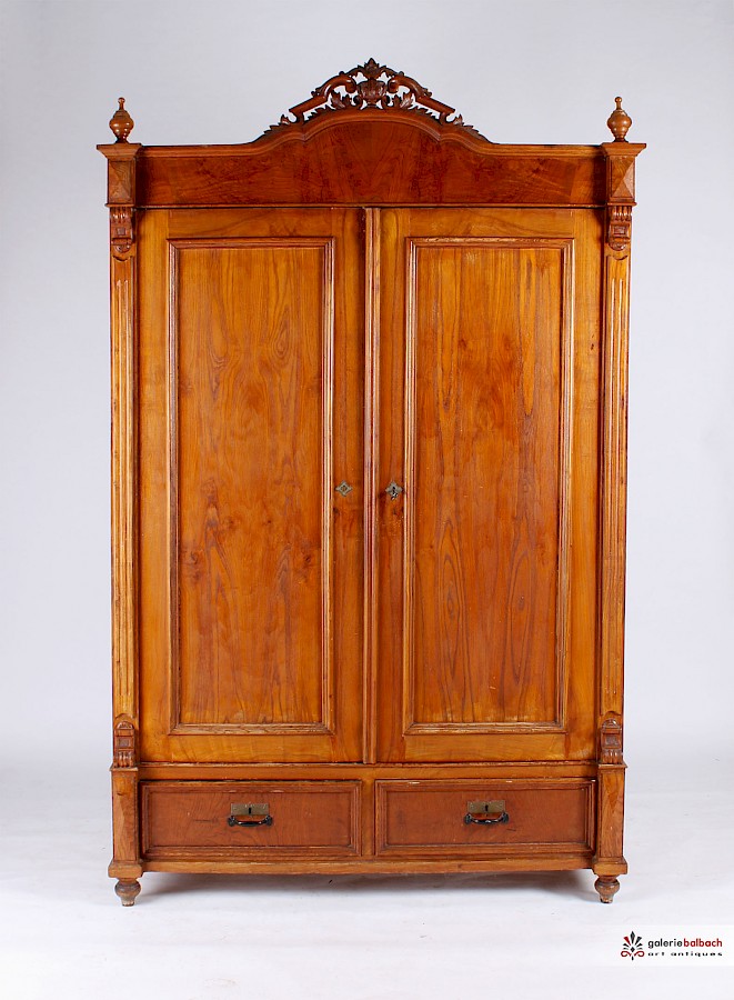 Restaurieren Und Olen Eines Antiken Schrankes