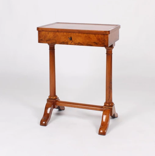 Antico tavolo da cucito Biedermeier del 1820-1830 circa, in noce - Baden-Württemberg
Noce
Biedermeier intorno al 1820-1830