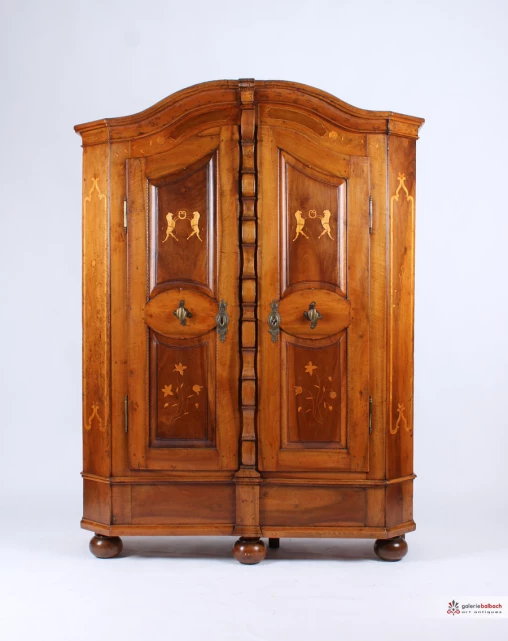 Antiker Bodenseeschrank, originale Antiquität, gebaut um 1800 - Südwestdeutschland
Nussbaum
Anfang 19. Jahrhundert