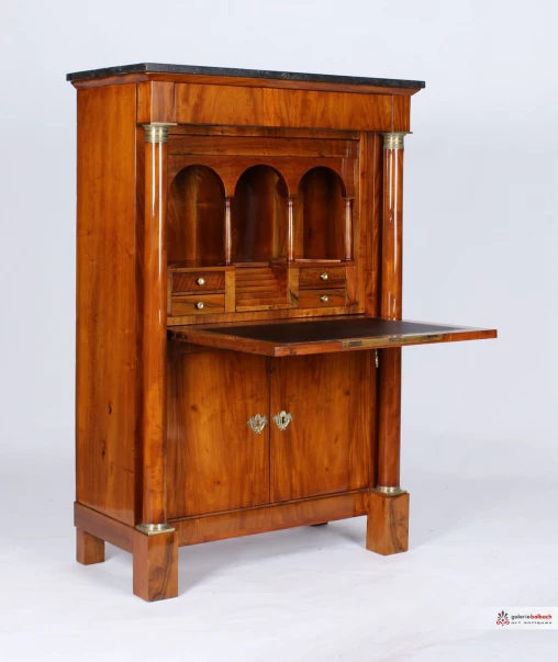 Antiker französischer Sekretär um 1820, Nussbaum, Empire, Biedermeier - Frankreich
Nussbaum
Empire um 1820
