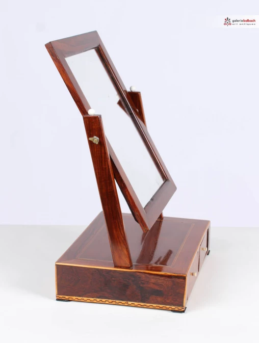 Antiker Schminkspiegel, Biedermeier, Mahagoni mit Intarsien - Skandinavien
Nussbaum, Ahorn
Biedermeier, datiert 1830