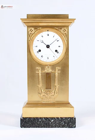 <p>Paris - Atelier LePaute & Fils<br />
Marbre, bronze doré, émail<br />
Empire vers 1815</p>
