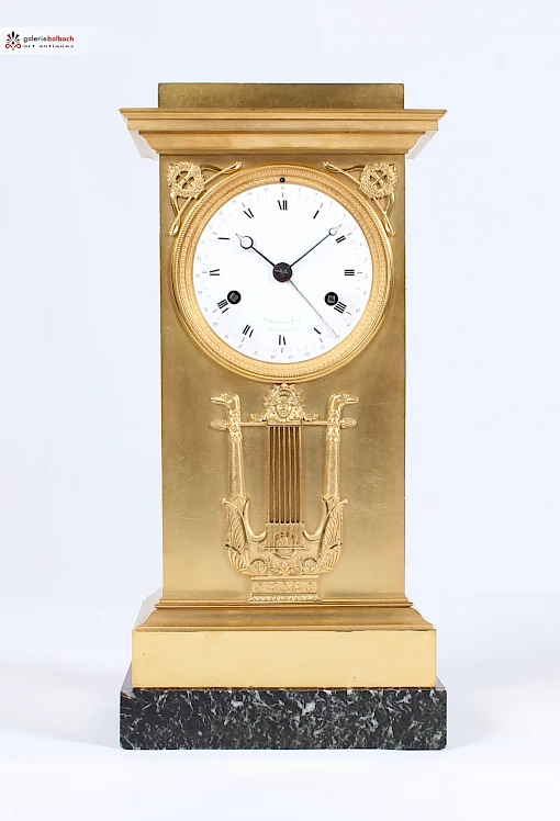 Antike Kaminuhr, Pendule von LePaute und Fils, Frankreich um 1820 - Paris - Werkstatt LePaute & Fils
Marmor, vergoldete Bronze, Emaille
Empire um 1815