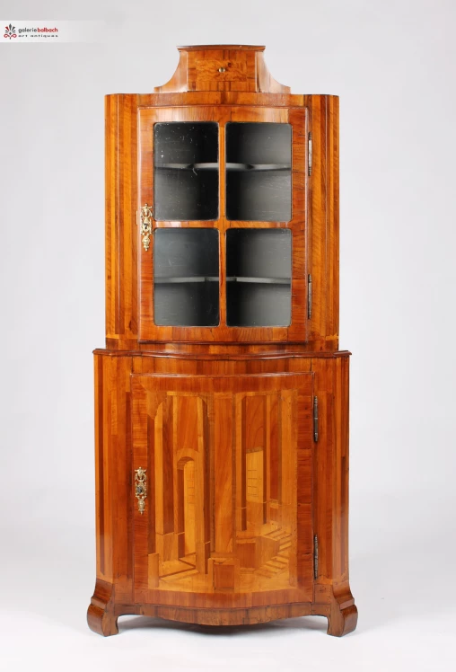 Petite armoire d'angle antique avec marqueterie, original baroque vers 1770 - Suisse, Italie du Nord ( ?)
Noyer et autres.
Transition vers 1770-1790
