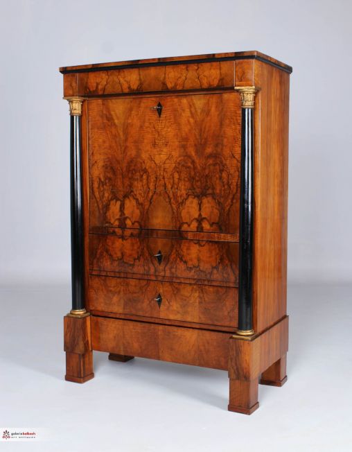 Secrétaire antique de la période Biedermeier vers 1820, sud de l'Allemagne, en noyer - Rhénanie
Noyer
Biedermeier vers 1825