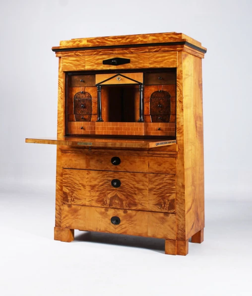 Biedermeier secretary made of light birch wood around 1820 - North-East Germany
Birch
Biedermeier around 1820