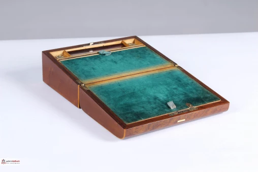 Antique travelling secretary, casket around 1860 - Belgium
Birds eye maple
Historicism around 1860