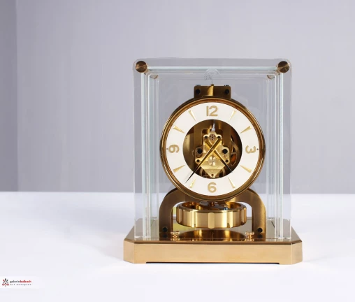 Jaeger LeCoultre Atmos Watch Plexiglass 1956 - Switzerland
Brass gold plated, glass, plexiglass
Year of manufacture 1956