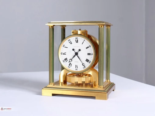 Jaeger LeCoultre, Atmos Vendome Kaliber 526, Baujahr 1979 - Schweiz
Messing vergoldet
Baujahr 1979