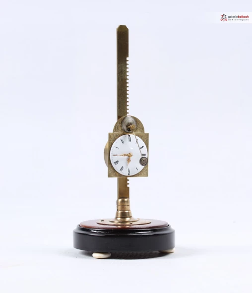 Antique saw clock, small saw clock, early 19th century - Southern Germany
Brass, enamel, wood
early 19th c.