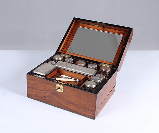 Antikes Necessaire, Schatulle mit Spiegel, Nussbaum, Frankreich 1870 - Frankreich
Nussbaum
um 1870