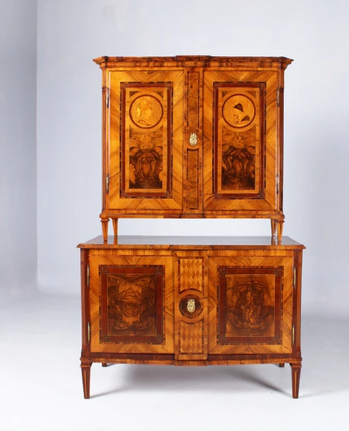 Ancien Louis XVI armoire, Josefinisch, l'Autriche, le noyer, vers 1780 - Autriche
Noyer et autres.
Classicisme vers 1780
