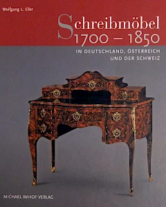 Chiunque abbia in casa un segretario classicista o barocco e voglia saperne di più sul proprio mobile è caldamente invitato a leggere questo libro.
Il libro è organizzato in modo chiaro per epoca e regione di produzione.