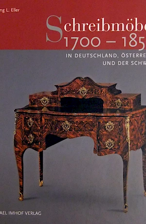 Chiunque abbia in casa un segretario classicista o barocco e voglia saperne di più sul proprio mobile è caldamente invitato a leggere questo libro.
Il libro è organizzato in modo chiaro per epoca e regione di produzione.