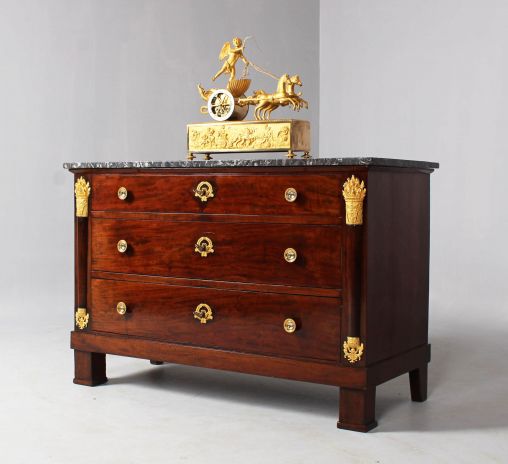 Commode antique en acajou, Empire vers 1815, ferrures dorées à chaud - France
Acajou
Empire vers 1815