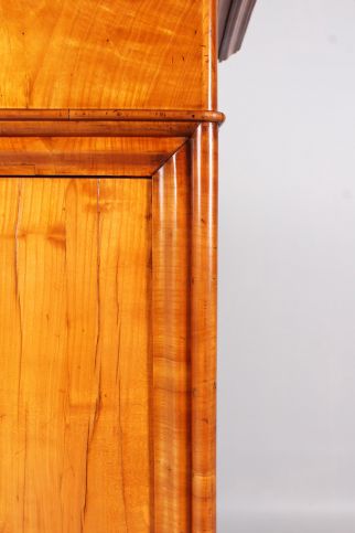 Kleiner und schmaler antiker Biedermeier Schrank, Kirsche