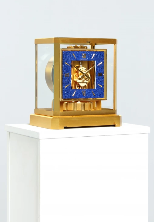 Jaeger LeCoultre Atmos VIII Cal. 528, blue dial, lapis lazuli - Switzerland
Brass gold plated
Year of manufacture 1979