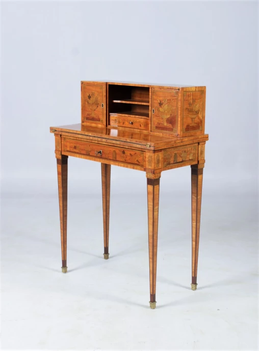 Piccola segretaria antica, scrivania da donna, Bonheur Du Jour, 1870 ca. - Francia
vari legni pregiati
Stile Luigi XVI intorno al 1870