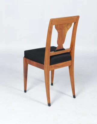 Chaise en bois de cerisier antique