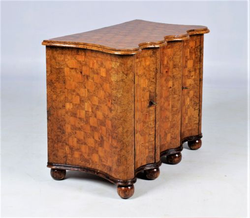 Small antique chest of drawers in baroque style around 1880, yew and b - Scandinavia (?)
Yew, burl wood
Mid 19th century
