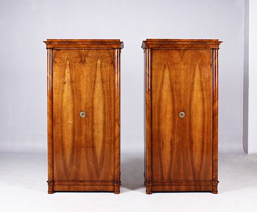 Coppia di armadi antichi del periodo Biedermeier intorno al 1830, in noce con patina - Austria/Boemia
Noce
Biedermeier intorno al 1830