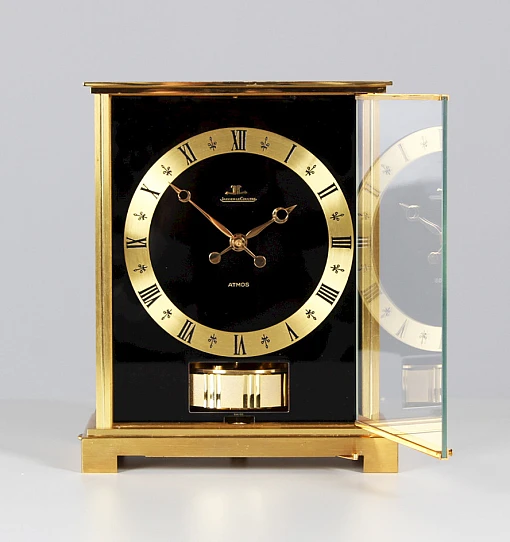 Schwarze Atmos Uhr von Jaeger LeCoultre, top Zustand, revidiert, 1969 - Schweiz
Messing vergoldet
Baujahr 1969